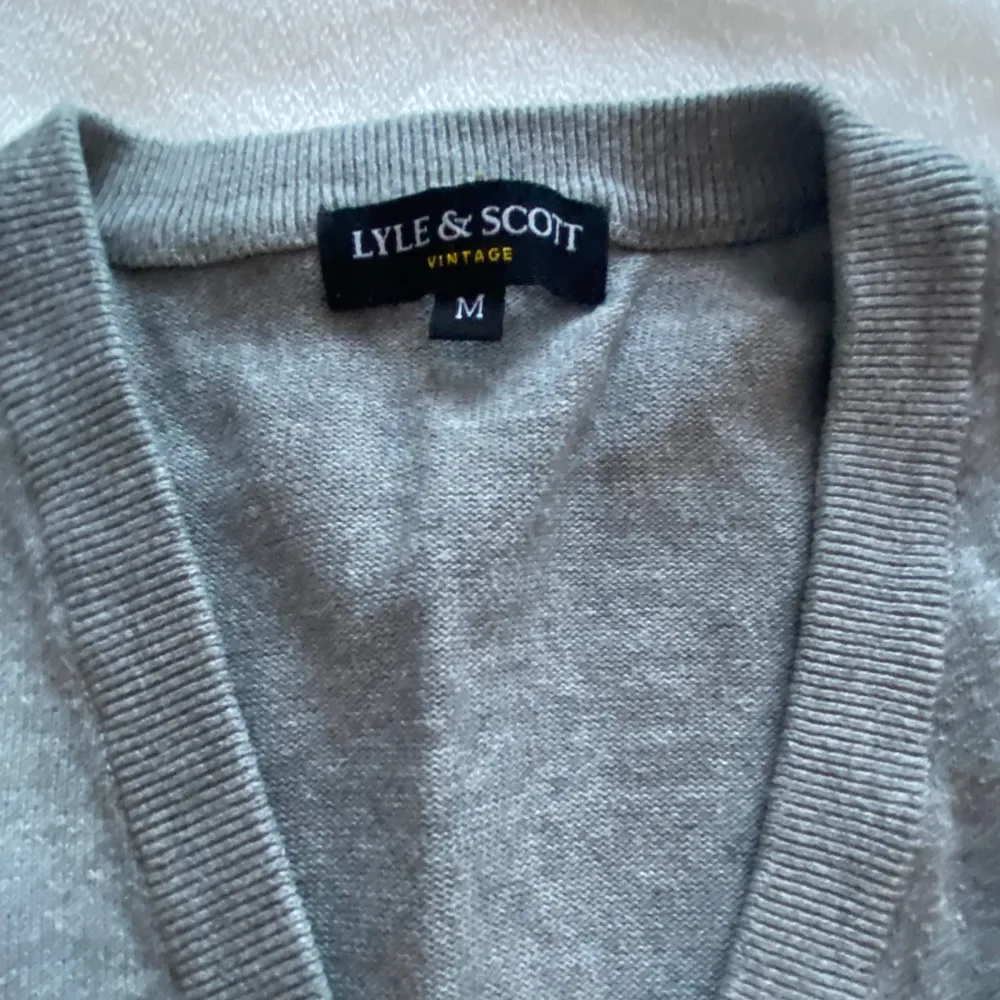 Grå pullover tröja från Lyle & Scott. Använd men inga direkta syner. Storlek Medium. . Tröjor & Koftor.