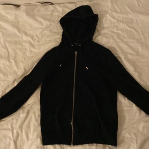 Zip hoodie - En fin ASOS hoodie i storlek M. Passar folk som är mellan 175-185cm.