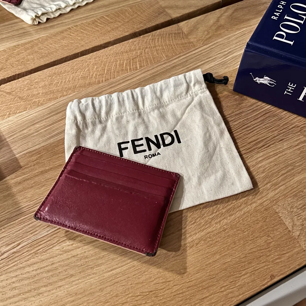 Snygg unisex plånbok från Fendi Roma, dustbag ingår, köpt för några tusen. Övrigt.