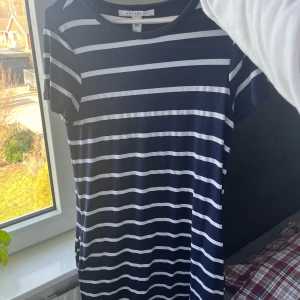 Randig T-shirt klänning - Väldigt skön T-shirtklånning i blåvita ränder. Har fickor vilket är drömmen 😍