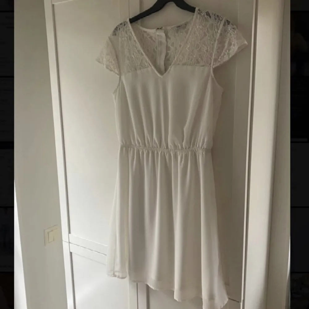 Jätte söt vit klänning ifrån märket Only! Använd ca 2-3 ggr så mycket bra skick💓 Köpt för ca 400kr  Strl 36. Klänningar.