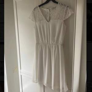 Jätte söt vit klänning ifrån märket Only! Använd ca 2-3 ggr så mycket bra skick💓 Köpt för ca 400kr  Strl 36