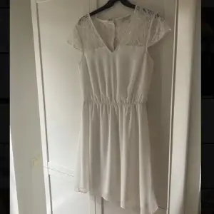 Jätte söt vit klänning ifrån märket Only! Använd ca 2-3 ggr så mycket bra skick💓 Köpt för ca 400kr  Strl 36