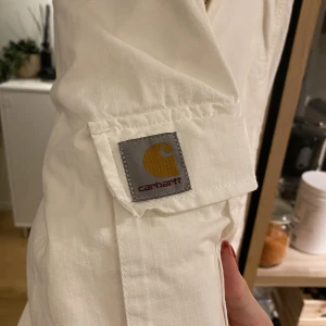 Carhartt vintage carpenter pants - Superbra kvalitet och nästan helt oanvända! Sitter sjukt bra. De är i straight fit å man kan dra in dem längst ner eller behålla dem raka! Passar xs-s! (Frakt tillkommer)