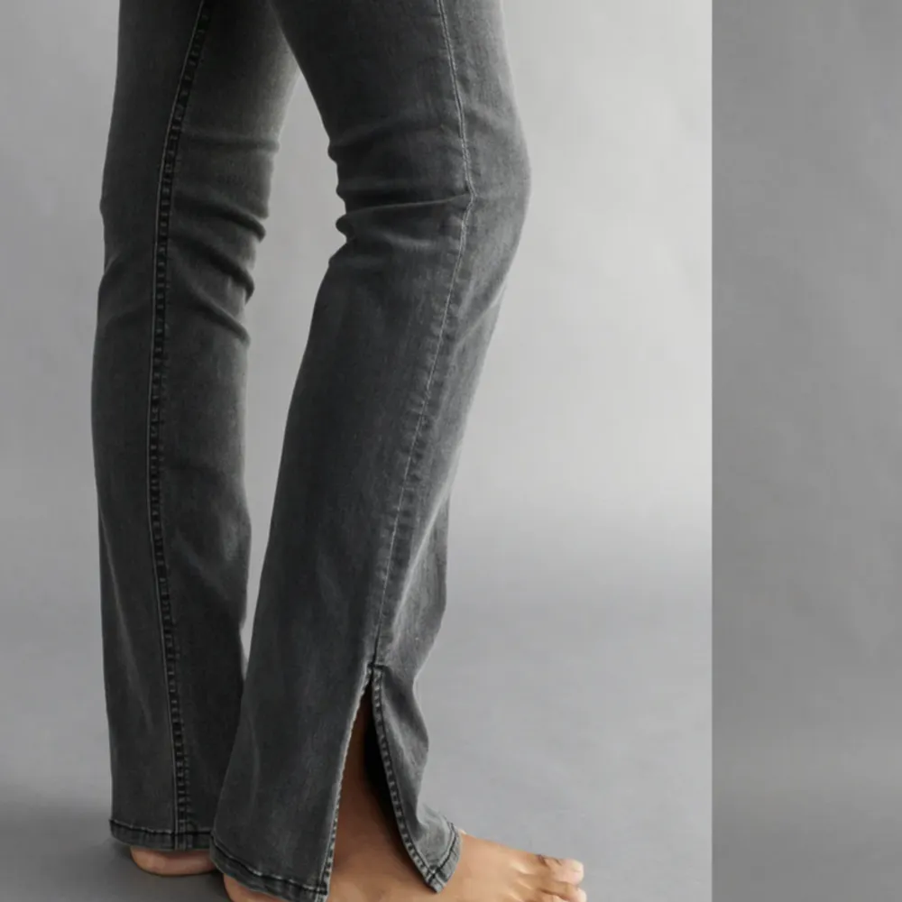 Grå jeans från gina tricot med slits längst ner, slutsålda. Inga defekter. Jeans & Byxor.