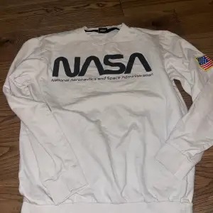 Äkta nasa sweetshirt. Välanvänd  Pris går att diskutera 