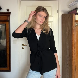 Kavaj - Svart kavaj/cardigan från NELLY.com