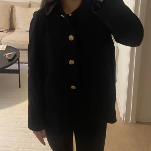 Kort kappa - Kortare tunn kappa med guld knappar från Zara. Gått upp lite i sömmen på insidan men inget man märker av eller ser när man har på sig den! 