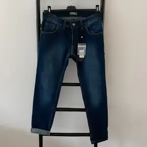 Nohow jeans nya. Stretch. Nypris 1095kr.   Mått: Bredd: 38cm Längd: 92,5cm Omkrets runt midjan: 78cm