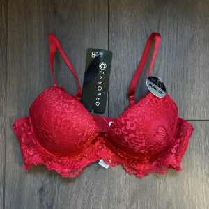 Röd bh - Säljer denna snygga och oanvända bh:n från new yorker då den inte passar mig ❣️