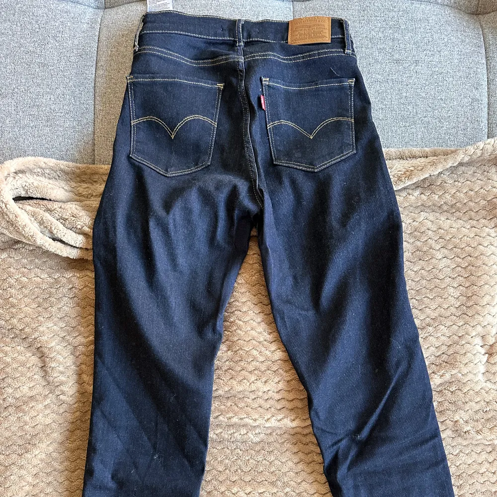 Jeans från Levi’s i mycket bra skick. Använda fåtal gånger, säljs p.g.a för små. Modellen är 724. . Jeans & Byxor.