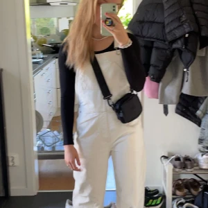 Vita snickarbyxor - Säljer dessa vita snickarbyxor då de inte kommer till användning 🦋Endast använda en gång så de är i nyskick💕