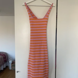 Klänning  - Oanvänd klänning från Zara i storlek M. Har tyvärr ej prislappen kvar. Klänningen korsas i ryggen, alltså ganska bar rygg. Slutar vid knäna på mig som är 174 cm. 