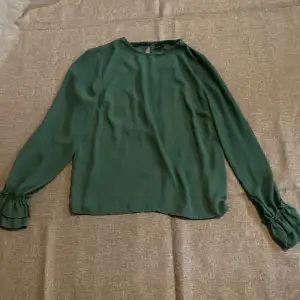 Grön skön blus fråga Gina tricot i storlek 36 