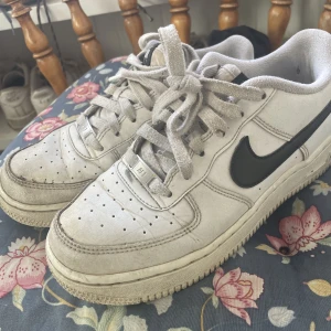 Nike airforce - Använda mycke och lite slitna, har inte tvättat dom än