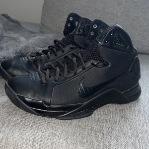 Nike skor - Säljer dessa Nike hyperdunk 08 gul i färgen svart, storlek 42/43 funkar för 44 också. Aldrig använt de skicket är 10/10, på stockx kostar de 220 dollar.