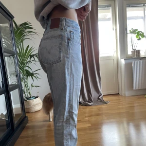 Jeans  - Säljer mina snygga lågmidjade Levis jeans som jag bara använt 2-3 gånger. Jättebra skick 😍köpte för 1200kr
