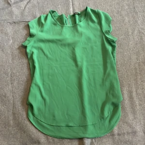 Blus från only  - Grön blus i storlek 36 från Only 