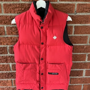 Canada goose väst - Canada Goose Väst Skick: 9/10 Nypris: 3800kr Färg: Röd Storlek: XXS sitter som Small