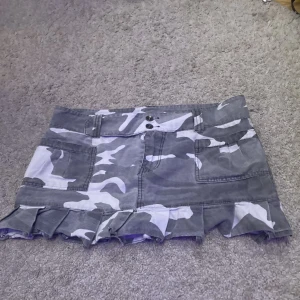 Söt kjol - Jätte söt kjol köpt från humana. Säljer pga av att den är för stor för mig annars jätte fin