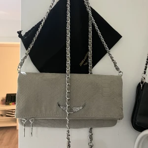 Zadig väska - Väska från zadig, aldrig använd (helt ny) Säljer då den bara hänger och inte kommer rill användning