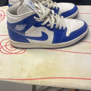 Jordan 1 Kentucky Blue💎 - Säljer dem här snygga skorna(för små för mig) skick 7/10 kan enkelt tvättas upp till 9/10 Utan box! Möta i Linköping eller frakt💙