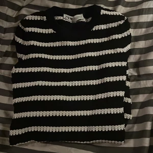 Zara topp - En fin långärmad topp som är från Zara och är i mycket fint skick💕
