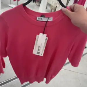 Söt rosa stickad t-shirt ifrån zara i stl S/M, säljer för 150 +frakt💛