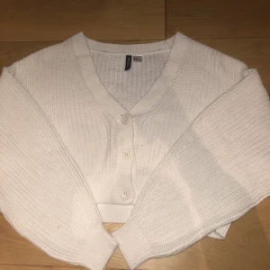 Stickad kofta - Säljer denna jättesnygga vita skickade koftan!😻 Säljer den då den är lite stor för mig. Nypris: 200 kr (från H&M), säljer för: 100 kr. Kom privat för fler frågor eller bilder!❤️
