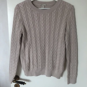 Stickad tröja - Ljust rosa, kabelstickad