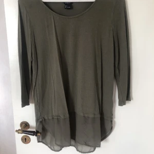 Grön 3/4ärm - Grön tröja med 3/4ärmar tunnare tyg nertill. Oversized modell