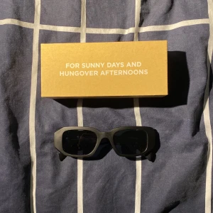 CHPO Solglasögon modell Brooklyn - Ett par så gott som nya, svarta solglasögon från CHPO. Den är gjord av 100% förnybar plast enligt CHPO.      Kartong och ”påse” tillkommer. Jämförspris 300kr på CHPO:s hemsida. Öppen för diskution angående priset.