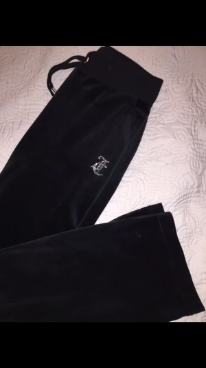 Juicy couture byxor svarta - Svarta juicy byxor i storlek M med diamanter, använda fåtal gånger och köpta i butik, inga skador eller diamanter fattas!! 😄