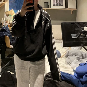adidas fleece  - svart fleece från adidas, halfzip  köpt på plick men används ej, storlek M, oversized på mig som har s