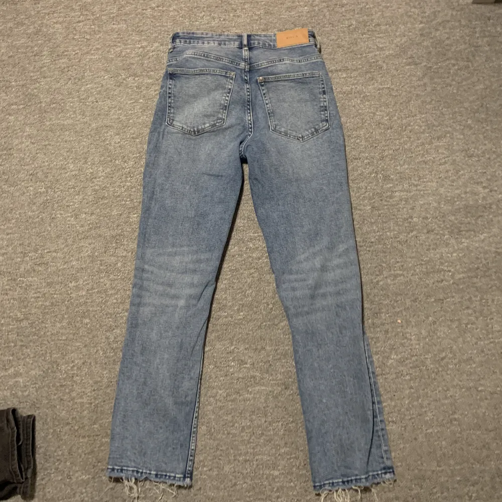 Midwaist jeans från H&M. De är raka i benen och av ett stretchigt material. Köpta för ett par år sedan men inte använda många gånger så de är i ett bra skick. Nypris ca 400kr. De är lite kortare i benen men fungerar bra för mig som är 165cm lång.. Jeans & Byxor.