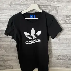 Svart fin klänning från adidas!💗 Köpt secondhand. Skriv vid frågor, frakten stämmer ej🌸