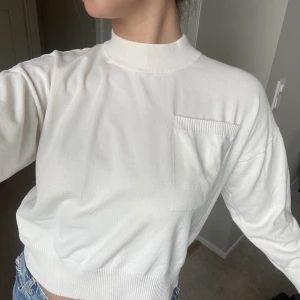 Tröja  - Tröja från Mango! Passar till allt och är i bra skick!!💗