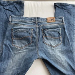 vintage lee jeans - säljer dessa jättefina lågmidjade jeans från Lee, storlek W29 L31 i bra skick! skriv för mer info💕