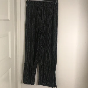 Glittriga byxor  - Exakt så som de står i titlen