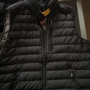 Parajumper väst  - Säljer en Parajumper väst i bra skick! Storlek M/L, självklart äkta! skick 7/10,skriv för fler bilder eller frågor! Står inte för någon frakt!