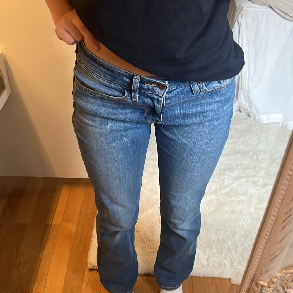 As snygga blå jeans från Levis💗💗💗passar mig i längden som är 161. Jeans & Byxor.