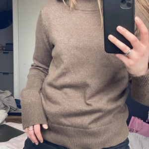 VILA stickad tröja  - Stickad tröja med krage från VILA. Använd 1 gång. Storlek M men passar både M och S. 