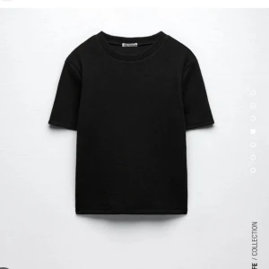 Svart stickad t shirt zara - Stickad svart tshirt från zara, säljer då jag vill ha en i mindre storlek! Storlek M men passar mig som brukar ha xs, det beror på hur man vill att den ska sitta (skriv om ni vill ha bild hur den sitter på mig) Byter gärna mot svart eller beige i S också🥰