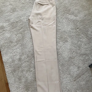 Beiga kostymbyxor - Beiga kostymbyxor från NA-KD, storlek 36💞