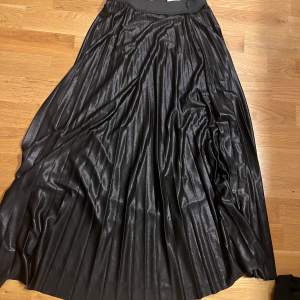 Lång svart kjol från Gina i storlek XS! Skriv för mer info och bilder!!