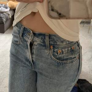 Så snygga Low/mid rised jeans! Är i ny skick! Jeansen är straight!  Sitter perfekt på!  Köptes för cirka: 900kr  Knappt andvända! 