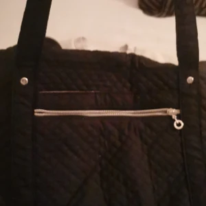 Bagsmart  - Detta är en väska från bagsmart och allt är kvar inget är sönder och är bara 4 månader gammal, har använts ungefär 2 gånger men annars så använts den inte. 