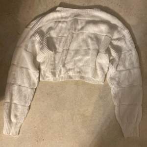 En vit stickad tröja, ingen aning vart den är ifrån och tror den är i storlek S, den har ingen tagg i sig. Köpare står för frakt!!!