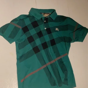 Burberry piké - En väldigt fin Burberry piké i storlek L men sitter som S/M. Den är köpt för längesen på en vintagesida men priset då var 1500