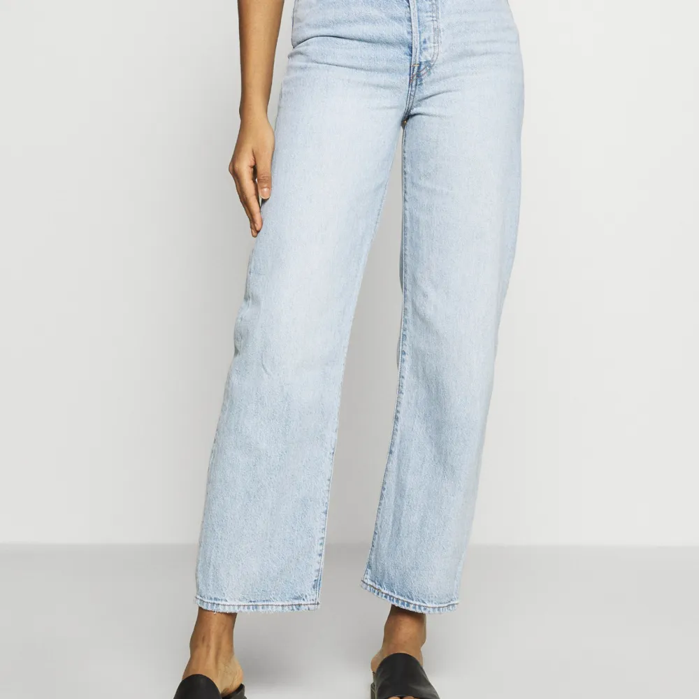 Ett par ljusblå jeans från Levi’s i deras modell ribcage straight ankle. Jag är 173 och på mig går det till vristerna ungefär. Högmidjade och väldigt fin färg, passar bra till sommaren ❤️ använd ett fåtal gånger så de har inga defekter. Jeans & Byxor.